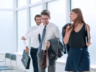 Drei Personen im Business-Outfit verlassen das Büro am Ende des Arbeitstages.
