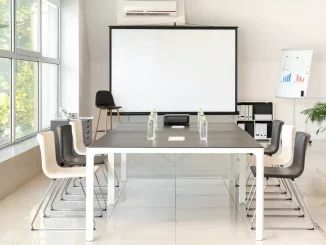 Raum mit Projektor für Konferenz im Büro vorbereitet.