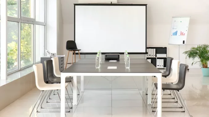 Raum mit Projektor für Konferenz im Büro vorbereitet.