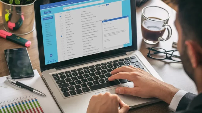 Nahaufnahme eines Laptopbildschirmes mit einem geöffnetem Mailprogramm.