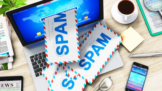 Bildliche Darstellung eines geöffneten Laptops mit Spam-Nachrichten auf dem Bildschirm.