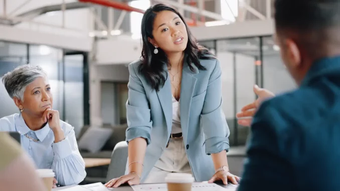 Bildliche Darstellung eines klärenden Gesprächs zwischen Mann und Frau im Büro.