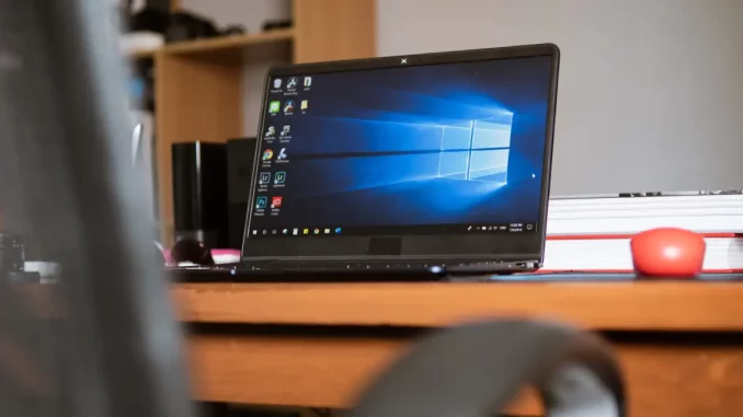 Nahaufnahme eines geöffneten Laptops mit Windows-Symbol auf dem Bildschirm.
