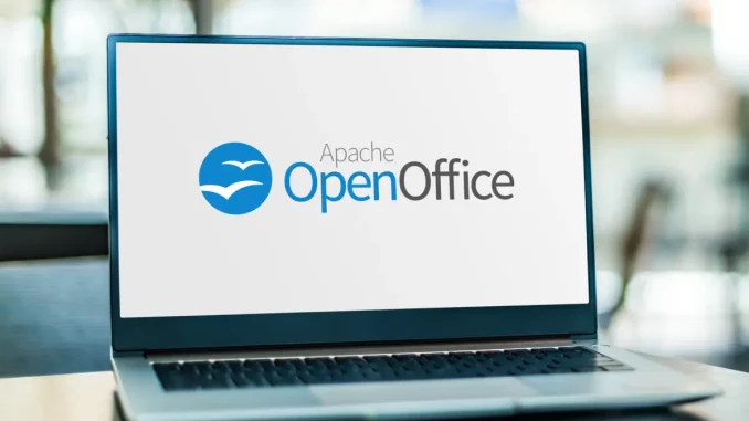 Nahaufnahme eines aufgeklappten Laptops mit geöffneter OpenOffice-Software.