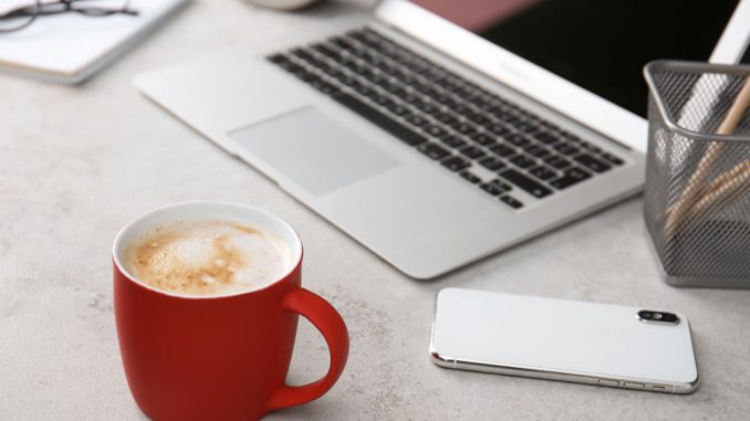 Kaffeetasse auf dem Schreibtisch