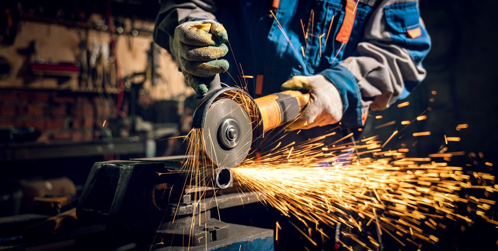 Arbeiter beim Trennschleifen Trennschleifen