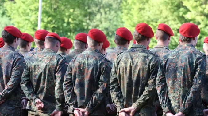 Bundeswehrsoldaten stehen nebeneinander in einer Reihe.