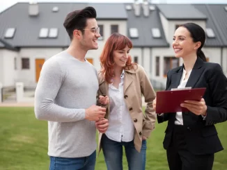 Ein Paar steht mit einer Immobilienmaklerin vor einem Haus.