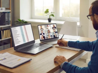 Ein Mann sitzt an einem Schreibtisch mit Laptop und Notebook und nimmt an einer Online-Konferenz mit Mitarbeitern und Kollegen teil.