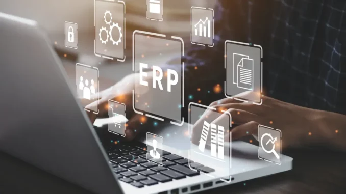 Über einem Laptop sind kleine Bilder, die verschiedene Fähigkeiten eines ERP-Systems darstellen. Diese Visualisierung unterstreicht den Artikel über 'ERP-Systeme - wichtige Auswahlkriterien' und hebt die Vielfalt und Komplexität der Funktionen solcher Systeme hervor.