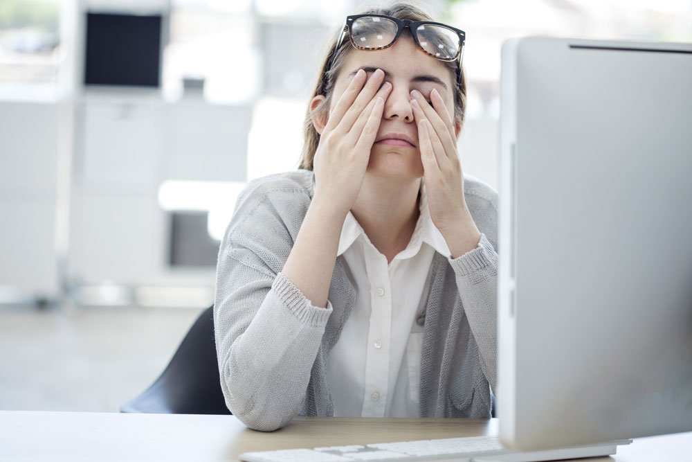 © sebra - Fotolia.com Trockene Augen durch Copmuterarbeit - Ursachen, Symptome & Therapiemaßnahmen