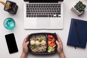 © Prostock-studio - Fotolia.com am Arbeitsplatz essen