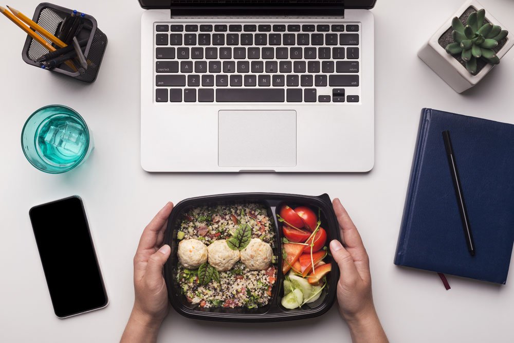 Essen am Arbeitsplatz: Was erlaubt ist und wie die Ernährung aussehen
