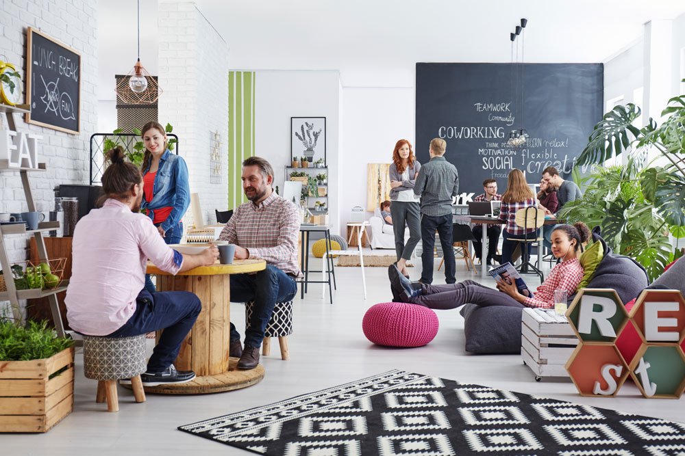 Verschiedene Sitzbereiche im Büro zum Relaxen