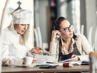 Restaurantbesitzer prüfen ihre Rechnungen