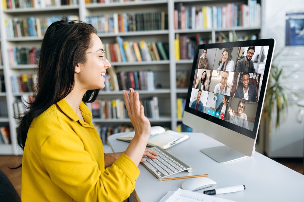 Im Home Office geht der so genannte Teamspirit schnell verloren Video Call im Home Office