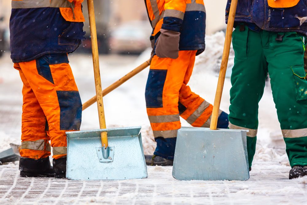 Arbeitshosen beim Schneeschieben Arbeitshosen