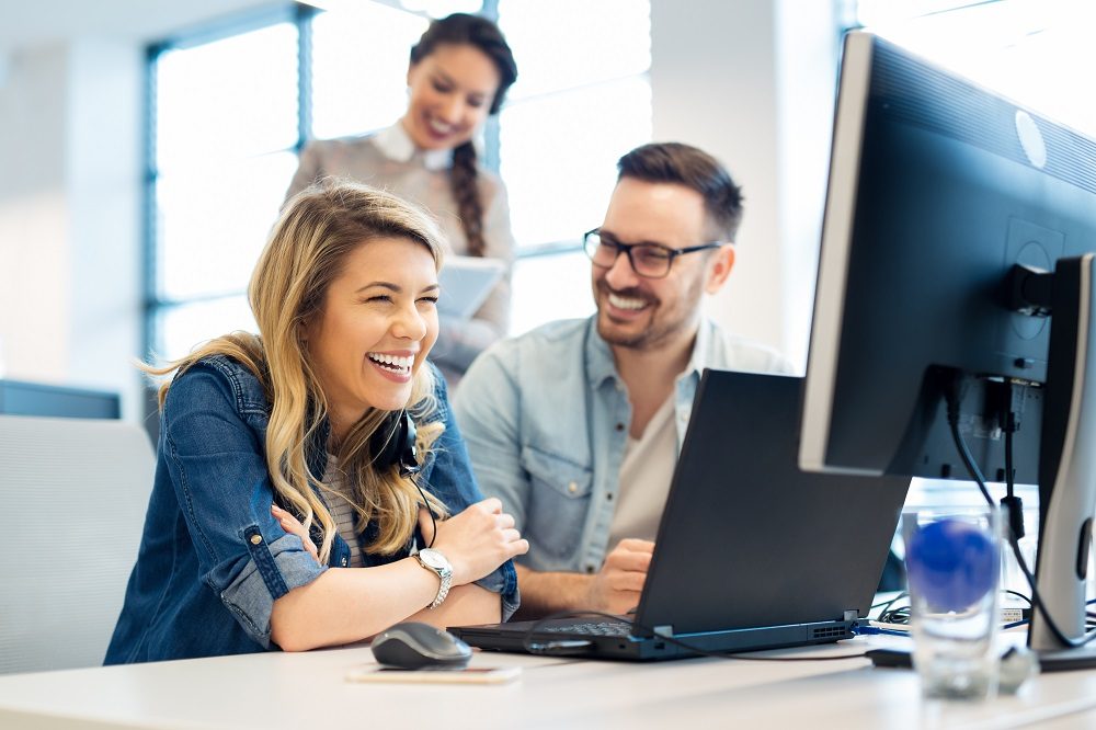 Gruppe von Menschen im Büro Automatisierung im Büro