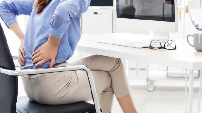 Rückenschmerzen am Arbeitsplatz vermeiden