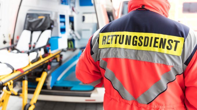 Rettungssanitäter stellen die Erstversorgung sicher.