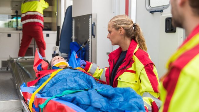 Notfallsanitäter kümmern sich häufig um Unfallopfer.