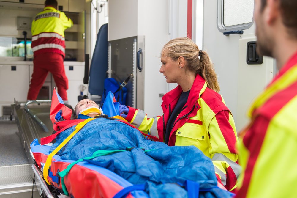 Notfallsanitäter kümmern sich häufig um Unfallopfer.