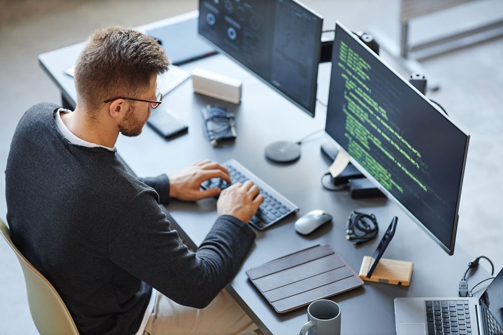 Softwareentwickler Softwareentwickler schreibt Codes für neue Programme.