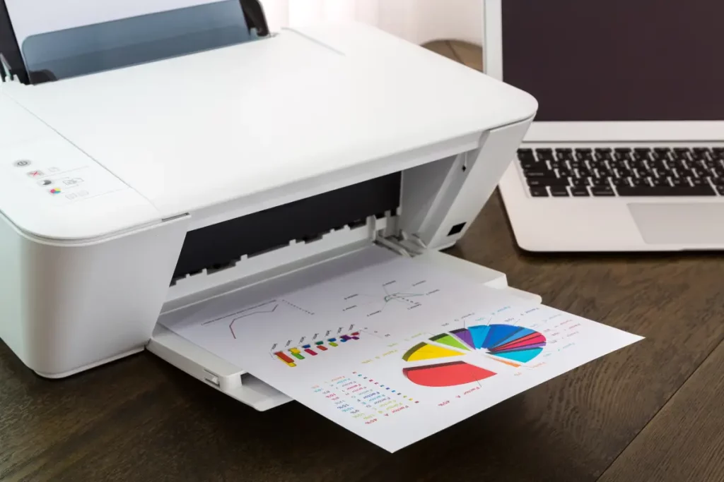Ein Drucker führt einen klaren und detaillierten Druck aus, passend zum Thema des Artikels über die wichtigsten Faktoren und Funktionen beim Kauf eines Druckers.