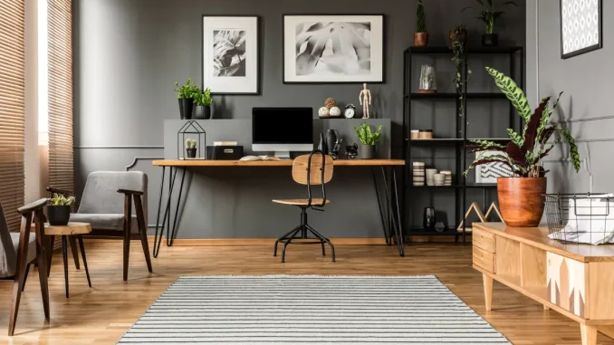 Arbeitszimmer mit Schreibtisch, Stuhl und Kleinmöbeln