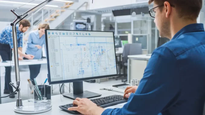 Junger Mann arbeitet am Bildschirm / Computer