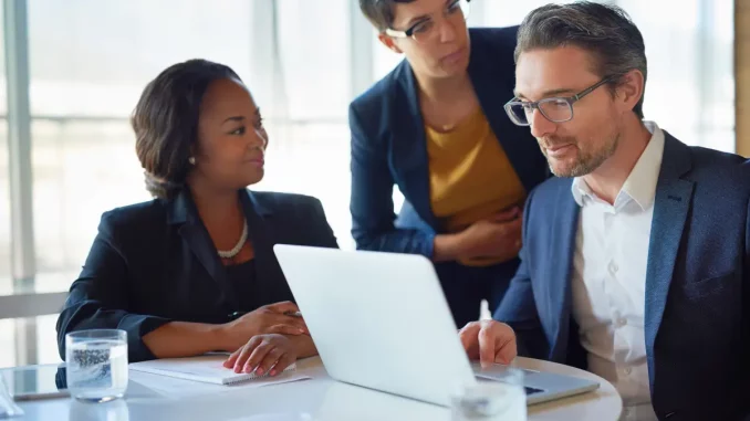 Chefin stört zwei Mitarbeiter bei ihrer Arbeit