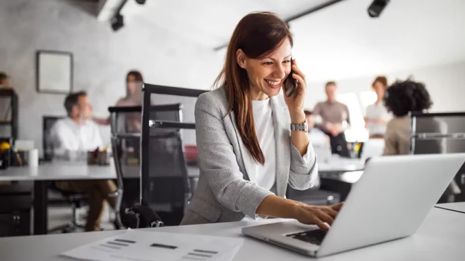 Frau am Telefon im Büro