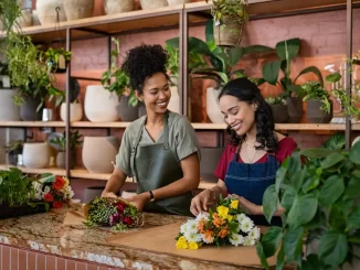 Zwei Frauen binden Blumen in einem Blumengeschäft