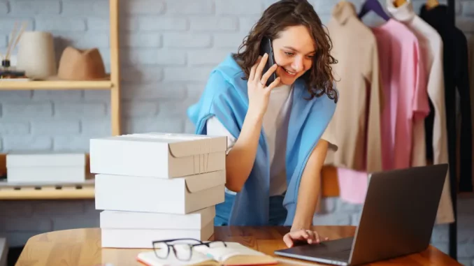 Inhaberin eines Kleinunternehmens in ihrem Büro beim Überprüfen von Bestellungen