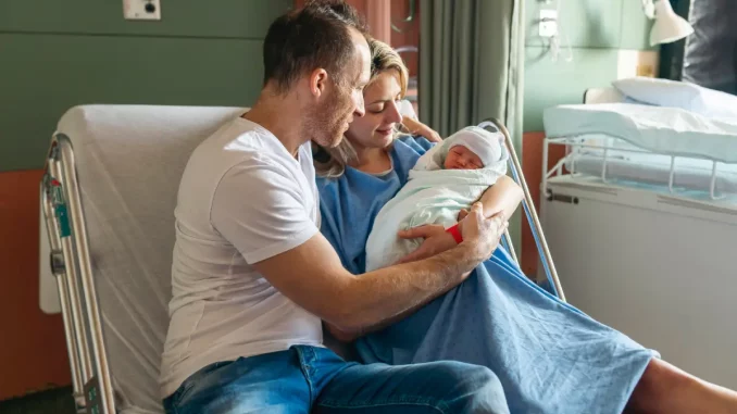Frischgebackene Eltern mit ihrem Baby