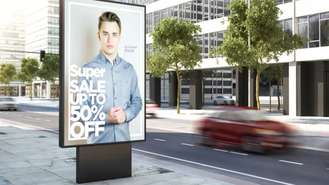 Großes Werbeplakat neben einer Straße