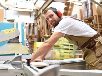 Lärmschutz im Betrieb: Grenzwerte, Maßnahmen & PSA