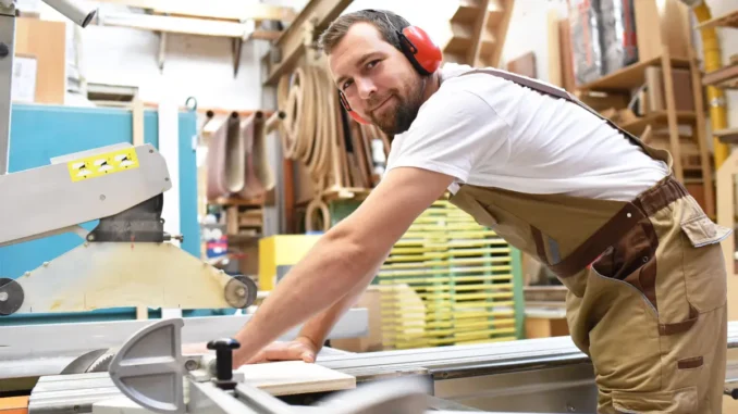 Lärmschutz im Betrieb: Grenzwerte, Maßnahmen & PSA