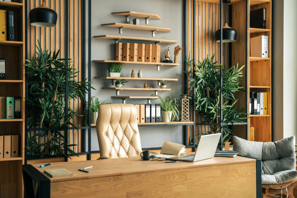 Arbeitsplatz mit Pflanzen, Holzmöbeln, Leuchten und wenigen Dekogegenständen.